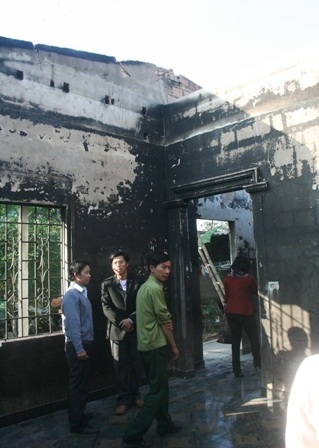 Toàn bộ trần nhà, vật dụng phía trong bị cháy hết, tường nhà bị cháy nứt nẻ gần sập