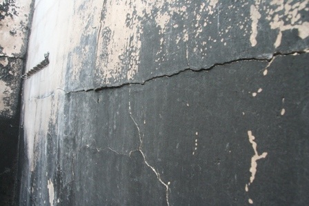 Tường nứt toác vì sức nóng