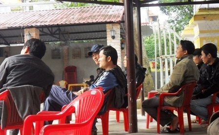 Bên tách cà phê, những người đàn ông thả hồn nghe chim hót líu lo