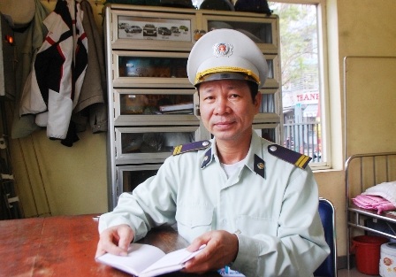 Bảo vệ bệnh viện cần mẫn "giữ gìn" 200 triệu đồng cho người lạ - 1 Ông Nguyễn Đăng Dư, Tổ phó Tổ bảo vệ BV Trung ương Huế trao đổi vụ việc với PV