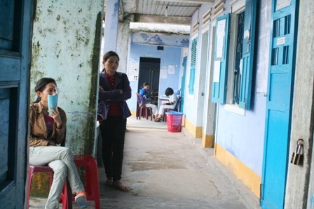 Người dân chầu chực đến khám ở trạm xá gần đó thay cho bệnh viện đang làm dang dở nhiều năm qua