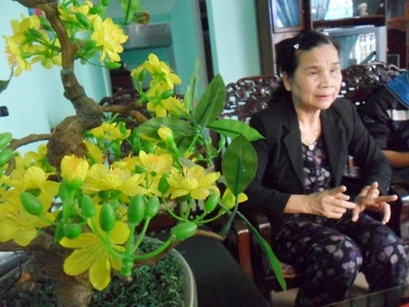Bà Nguyễn Thị Hoa (thành viên trong 11 cô gái sông Hương) về thăm mệ Bờ, mẹ chị Phạm Thị Liên