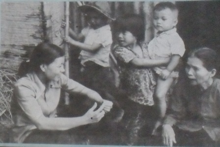 Bà Nguyễn Thị Hoa (thành viên trong 11 cô gái sông Hương) về thăm mệ Bờ, mẹ chị Phạm Thị Liên