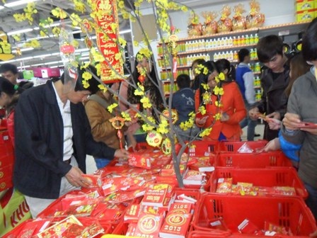 Màu đỏ may mắn của phong bao lì xì và lịch năm mới rất hút khách.