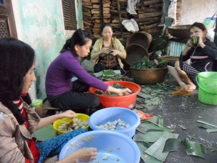Làm bánh chưng, bánh tét phải nhanh và đảm bảo chất lượng ở phố Nhật Lệ ngày Tết