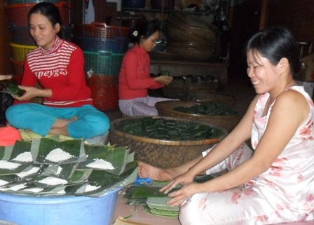Quây quần gói bánh chưng