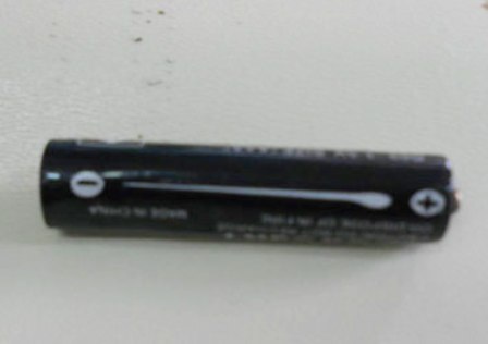 Cục pin chưa bị phân hủy đã được các bác sĩ khoa Nội soi - BV Trung ương Huế lấy ra từ dạ dày em M.