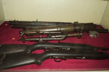 Những khẩu súng B40 cùng súng trường được trưng bày tại Bảo tàng Lịch sử- Cách mạng Thừa Thiên Huế.