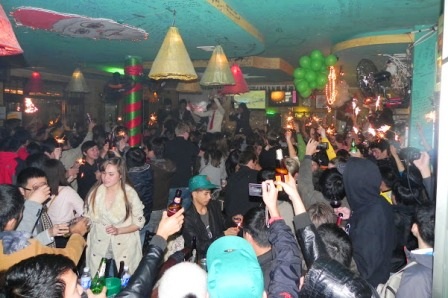 Quán DMZ đông nghịt khách Tây lẫn Ta đến đón giao thừa