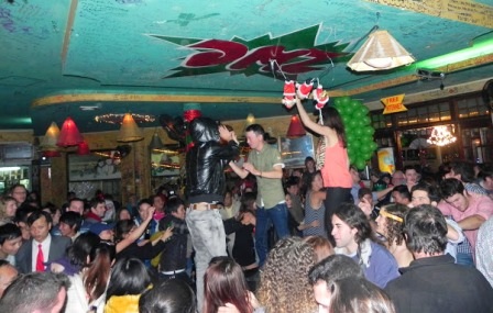 Khách Tây cuồng nhiệt nhảy lên bàn bida nhảy múa hát hò cho đến sáng