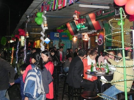 Các nhóm bạn Việt đặt chỗ bàn rất sớm