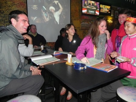 Bạn Tây vô cùng thoải mái trước không khí cuồng nhiệt đêm cuối năm cũ