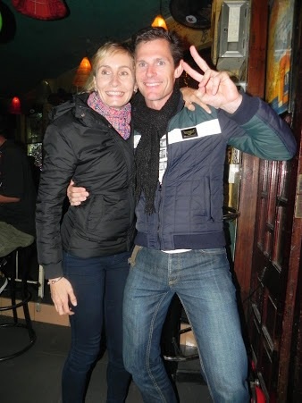 Đôi tình nhân Tây làm dáng trước ống kính PV