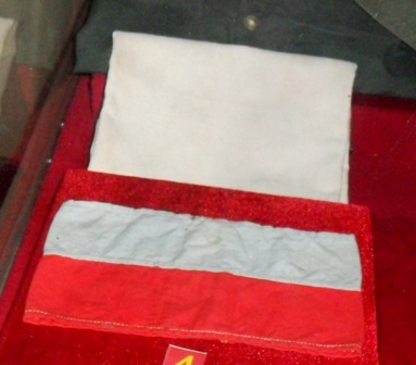 Chiếc khăn tang “gói” tình thương của mẹ