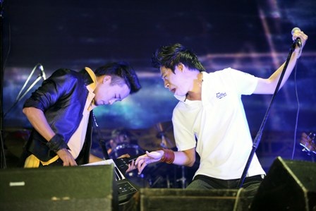 Hàng ngàn khán giả Huế bùng cháy trong đêm RockStorm - 15 Chất giọng to, khỏe và cao vút hiếm thấy của Hoàng Hiệp đạt phong độ tốt nhất trong đêm diễn