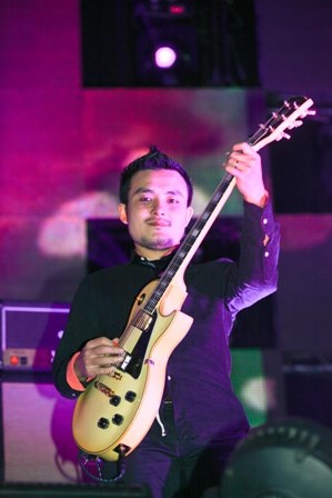 Hàng ngàn khán giả Huế bùng cháy trong đêm RockStorm - 19 Sau bao nhiêu năm, Bức Tường mới đến Huế lần đầu tiên