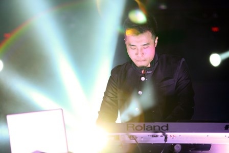 Hàng ngàn khán giả Huế bùng cháy trong đêm RockStorm - 5 Thể loại Morden rock – Alternitive và Eletric với sự hỗ trợ rất tốt của keyboard