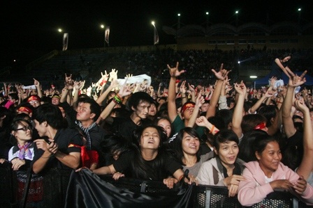 Hàng nghìn người cuồng nhiệt trong âm nhạc của Ngũ Cung đem lại