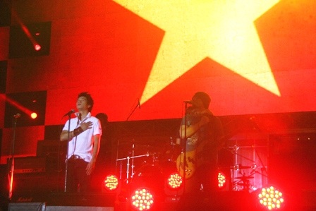 Ban nhạc Ngũ Cung cùng khán giả Huế đặt tay lên tim hướng về hồn thiêng tổ quốc trong bài