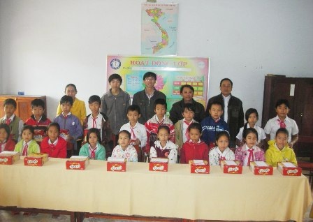 Trao học bổng cho các HS nghèo hiếu học dịp Tết đến xuân về.