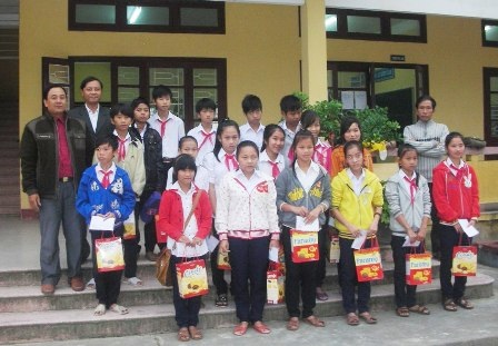 Các em HS vui nhận quà Tết.