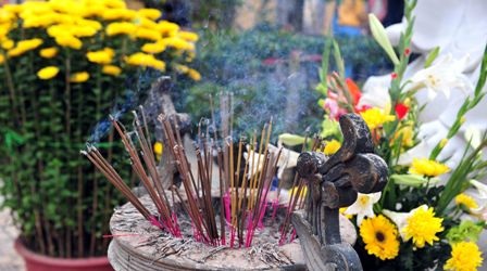 Khói nhang nghi ngút tại những ngôi chùa cổ