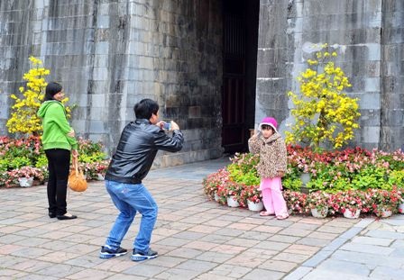 Cha mẹ đưa con đi đón xuân