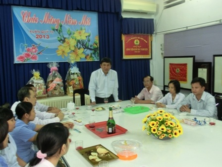 Thăm - động viên bác sĩ, bệnh nhân đón Giao thừa trong bệnh viện - 1 BS