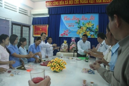 Thăm - động viên bác sĩ, bệnh nhân đón Giao thừa trong bệnh viện - 3 Ly rượu mừng năm mới đội ngũ y bác sĩ BV Đa khoa Bà Rịa