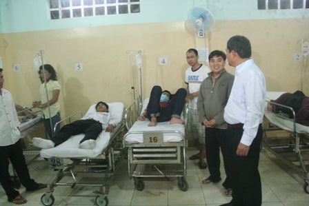 Thăm - động viên bác sĩ, bệnh nhân đón Giao thừa trong bệnh viện - 5 Những người bệnh vui mừng trước sự hỏi thăm ân cần và rất thật lòng của BS Kính