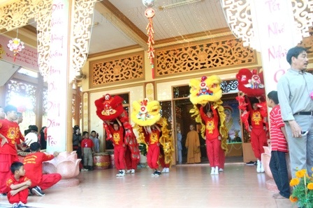 Rộn ràng múa lân, rồng đầu đầu năm mới  - 2 Nhà chùa đã nhờ đoàn múa lân