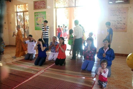 Rộn ràng múa lân, rồng đầu đầu năm mới  - 4 Lạy phật trong chánh điện, cầu một năm mới đầy may mắn, tài lộc