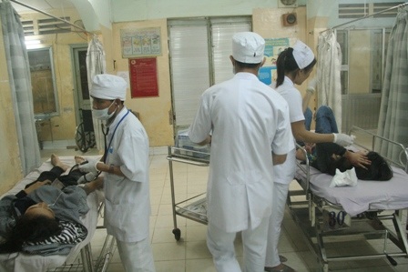 Các bác sĩ, y tá chạy như con thoi để kịp thời gian cứu bệnh nhân