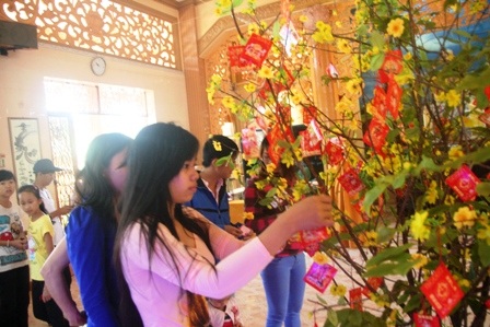 Rộn ràng múa lân, rồng đầu đầu năm mới  - 6 Lạy phật trong chánh điện, cầu một năm mới đầy may mắn, tài lộc