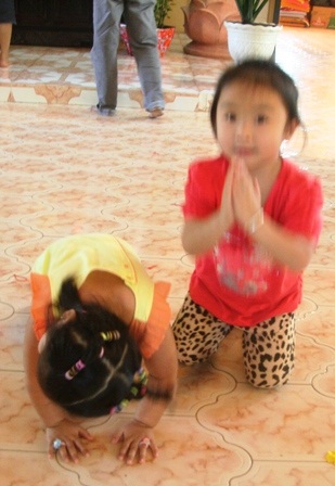 Rộn ràng múa lân, rồng đầu đầu năm mới  - 8 2 bé gái lạy phật thành tâm và rất hồn nhiên