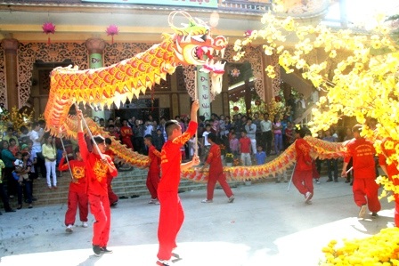 Rộn ràng múa lân, rồng đầu đầu năm mới  - 3 Và đoàn múa rồng đến chung vui không khí đầu năm mới cùng nhà chùa và các thí chủ, phật tử