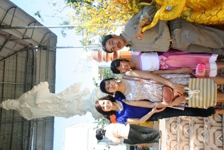 Rộn ràng múa lân, rồng đầu đầu năm mới  - 10 Một gia đình ở Thành phố Bà Rịa chụp ảnh lấy duyên lành trước tượng Phật bà Quán thế âm