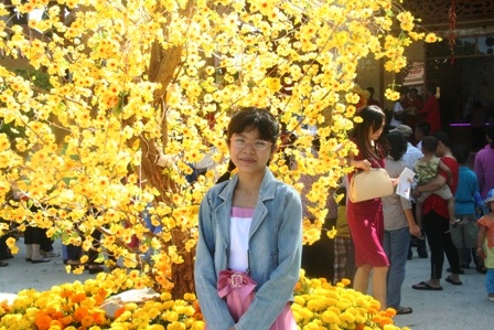 Rộn ràng múa lân, rồng đầu đầu năm mới  - 11 Em gái miền Đông Nam Bộ cười tươi trước cây mai trĩu hoa trước Tịnh xá sáng mồng một Tết