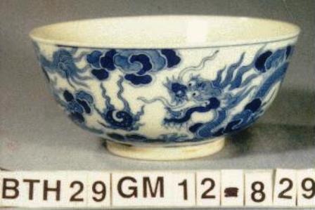 Rộn ràng chơi đổ xăm hường lấy may đầu năm - 3 Chén sứ trắng men xanh đời vua Tự Đức dùng để đổ 6 hột súc sắc