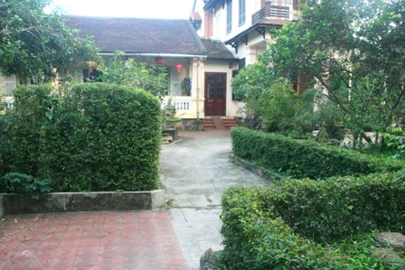 Lối vào nhà bằng chè tàu