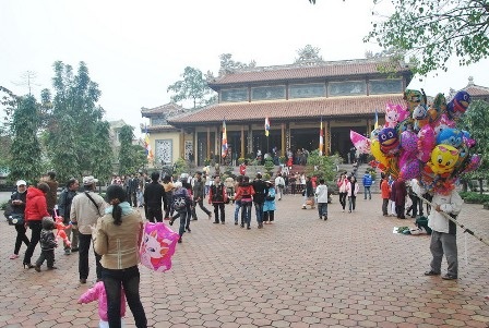 Đầu năm đi lễ chùa, nét đẹp của người dân xứ Huế - 1 Đi lễ chùa Huế đầu năm