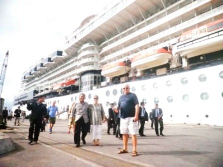 Du khách đổ bộ lên đất Huế, mở đầu cho chuyến xông đất đầu năm cố đô (ảnh: Cổng thông tin TT-Huế)