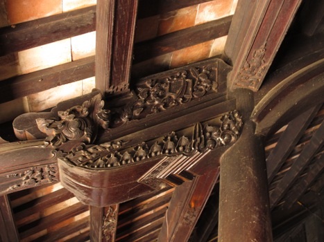 Họa tiết điêu khắc trên kè và xà nhà.