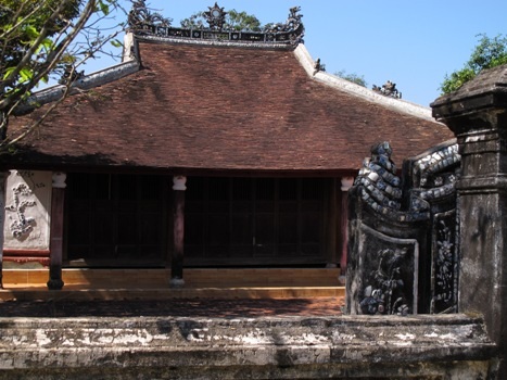 Một ngôi nhà rường đóng cửa im lìm khi không có ai trông coi, chăm sóc.