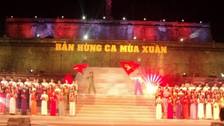 Bản hùng ca mùa xuân mở đầu với những hình ảnh hào hùng