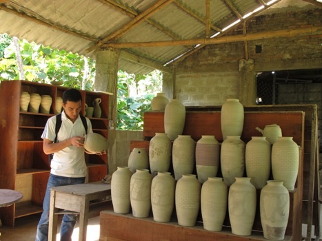 Những sản phẩm gốm Phước Tích đang được hoàn thiện