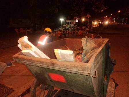 Đón Giao thừa trên đường phố - 4 Những chị công nhân vẫn cần mẫn làm việc khi phố đã tắt đèn