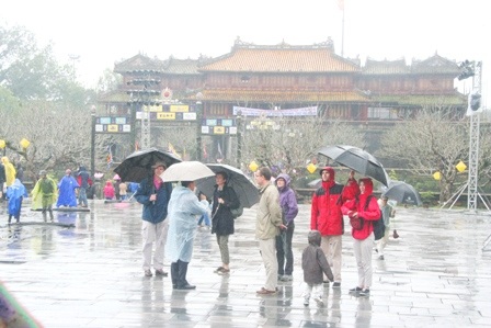 Đông du khách tham quan Huế trong mưa