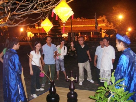 Thích thú chơi đầu hồ trong Đêm Hoàng cung Huế