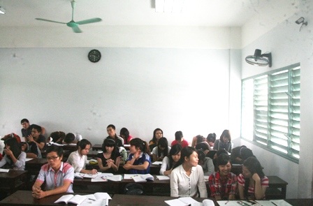 Camera (góc phải phía trên) đã được lắp đặt ở các phòng học của ĐH Kinh tế Huế.